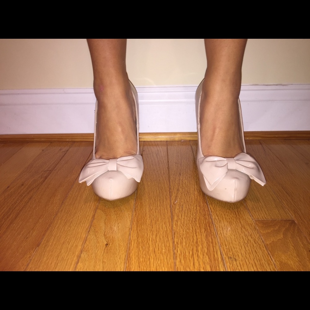 Patent leather nude platform heels